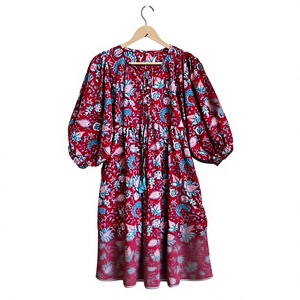 Vestido de algodón rojo con estampado floral, mangas abullonadas azules, corte holgado, cuello con lazo de borlas, estilo casual para el día a día, ideal para el verano. - Product Image 1