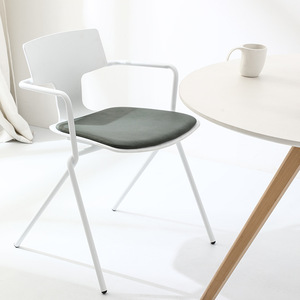 Silla de comedor de estilo nórdico con respaldo de metal blanco y asiento negro para uso en hogar moderno, oficina o cafetería. - Product Image 2