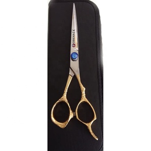 กรรไกรตัดผมสแตนเลส 4Cr13 สำหรับคนถนัดขวา ด้ามจับลายมังกร ใบมีดตรง ปลายแหลม ปรับระดับได้ด้วยสกรู อุปกรณ์เสริมสวย - Product Image 1