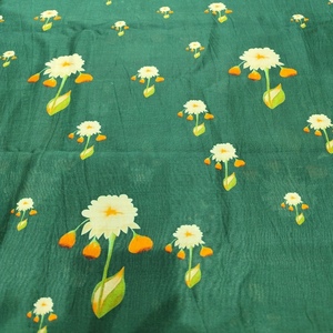 Tela Ligera de Seda Cruda Verde Vibrante con Estampado Geométrico Abstracto Intrincado para Vestidos de Diseñador, Kurta, Acolchado y Costura - Product Image 4
