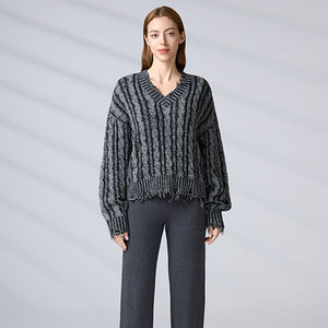 Pull décontracté ample en maille torsadée à col en V effet vieilli pour femme, avec franges personnalisées, collection Automne Hiver 2026 - Product Image 1