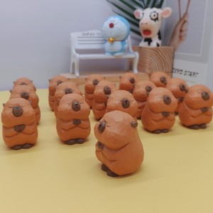 Scultura da Tavolo in <span class=keywords><strong>Legno</strong></span> Rustico Intagliato a Mano: Capibara Cartoonesco Portafortuna - Product Image 3