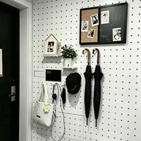 Ce panneau perforé mural offre un rangement flexible pour la maison, le bureau, le garage, la cuisine et les applications d'affichage en magasin.