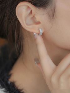 Pendientes de Aro Xinfly de Oro Blanco de 18k con Diamantes Redondos y Baguette de 0.70ct, Joyería de Diamantes Naturales - Product Image 5