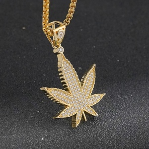 สร้อยคอรูปใบเมเปิ้ลสีทองสำหรับผู้ชายจากโรงงานขายส่ง เครื่องประดับฮิปฮอปทองเหลือง จี้และเครื่องประดับแฟชั่นสไตล์ร็อค - Product Image 2