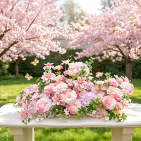 Élégante composition florale blanche pour allée, rangée de roses artificielles et de gypsophiles pour la décoration de mariages, cérémonies et événements