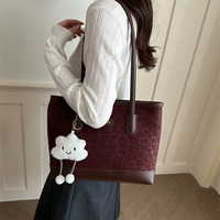 Sac fourre-tout décontracté imprimé léopard, style urbain, grande capacité, finition mate, avec pendentif 2026, texture élégante, fermeture éclair stylée