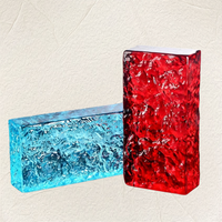 Ensemble multicolore vert bleu orange rouge, blocs de verre cristallin modernes et solides pour mur-rideau, cuisine et salon
