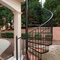 Escalier en colimaçon métallique sur mesure pour l'accès aux greniers de petits clubs commerciaux – Construction