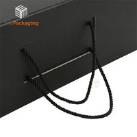Elegante Maßgeschneiderte Kleidung Schuhe Starre Karton Schwarze Glänzende Faltbare Magnetverschluss-Verpackungsbox mit Bandgriff