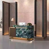 Petit comptoir de réception incurvé pour l'entrée du restaurant, comptoir d'accueil de l'entreprise avec faux marbre et acier inoxydable