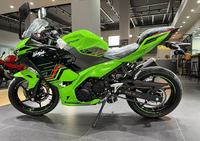 Motocicleta Deportiva de Carreras Ninja de 250cc 400cc, Bicilíndrica en Paralelo, Refrigerada por Líquido, con Inyección Electrónica de Combustible y Frenos ABS