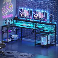 Bureau d'ordinateur de jeu avec prises de courant, éclairage LED, grand bureau d'angle en forme de L avec étagère de rangement, crochets pour casque d'écoute, noir