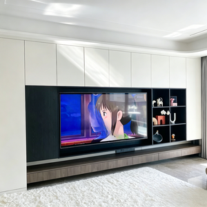 Console <span class=keywords><strong>TV</strong></span> bicolore personnalisable BALOM avec armoires supérieures blanches, niche <span class=keywords><strong>TV</strong></span> en <span class=keywords><strong>bois</strong></span> <span class=keywords><strong>et</strong></span> étagères flottantes à niveaux - Product Image 1