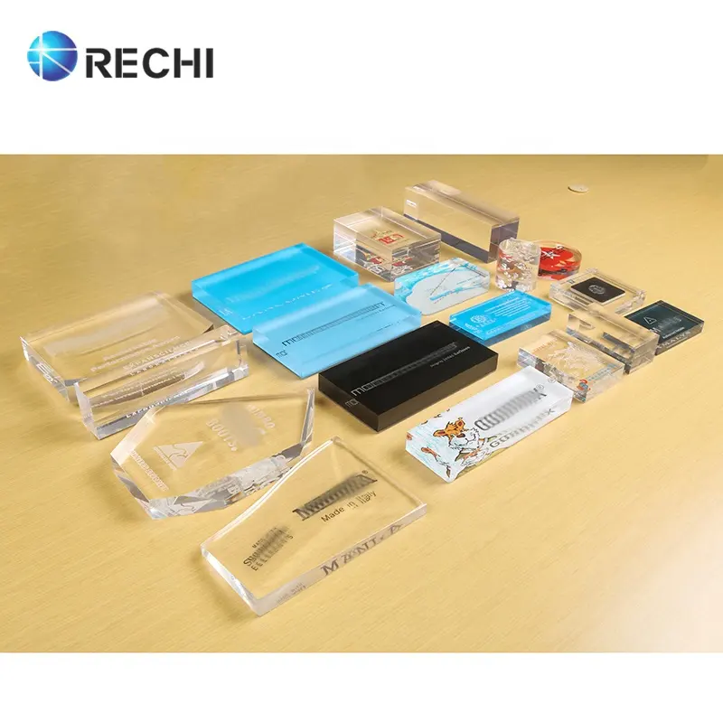 RECHIカスタムデザインと製造小売プロモーション用の印刷または刻印されたブランドロゴ付きの透明なアクリルブロックサインホルダー