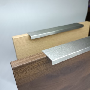 Profilo per bordo anta cucina in alluminio oro, maniglia nera in alluminio per mobili e armadietti - Product Image 1