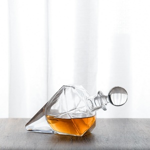 Carafe à <span class=keywords><strong>whisky</strong></span> en verre NOVARE de style américain en forme de diamant unique de 25 oz avec support en bois - Product Image 4
