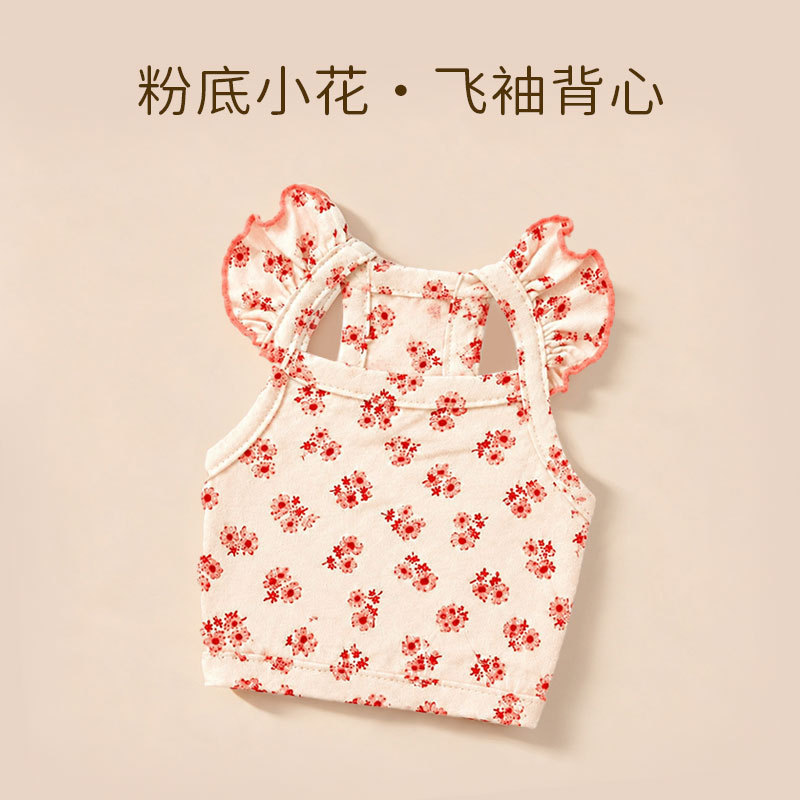 Gilet à manches volantées, fond de teint rose, petites fleurs