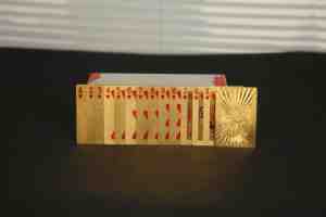 קלפי משחק מעוצבים בסגנון מטבע אירופאי, מצופים זהב PET, עמידים וזוהרים, למשחקי פוקר ובידור משפחתי. - Product Image 4