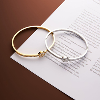 Vente en gros de bijoux en acier inoxydable d'inspiration luxueuse bracelet pour femmes bijoux en plaqué or accessoires cadeaux bracelet non terni