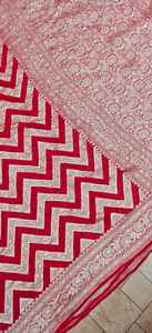 Auténtico Saree de Chiffon Georgette Puro, Tejido Semimanual, Suave y Fluido, con Detalles Tradicionales Intrincados, Ideal para Fiestas - Product Image 4