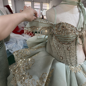 Robe de Quinceañera de luxe vert sauge Mct020 avec appliques en dentelle dorée, corset perlé, robe de bal de princesse à volants superposés Jancember - Product Image 4