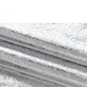 铝箔纸，以保护厨柜底部地板免受划痕，污垢或锈蚀