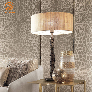 Lampe de table de luxe moderne avec pied en métal empilé et abat-jour en lin naturel/rotin, style Art Déco, lampe de bureau - Product Image 1