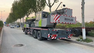 Grue mobile hydraulique Zoomlion ZTC300V 30T d'occasion de 2022 avec pompe et moteur 0086 18117060100 - Product Image 4