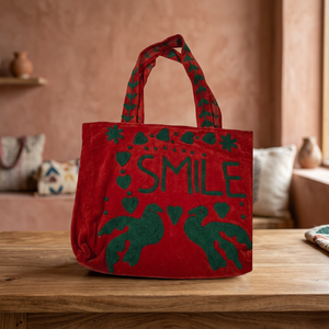 กระเป๋าโท้ทกำมะหยี่สีแดงสั่งทำขายส่ง พร้อมลายปักตัวอักษร SMILE สีเขียวเข้ม รูปหัวนกพิราบ หัวใจ และลายดอกไม้ - Product Image 2