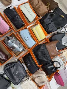 Sacs fourre-tout d'<span class=keywords><strong>occasion</strong></span> pour femmes de qualité supérieure en gros – Lots de sacs à main mixtes à prix réduits et tendance, provenant de stocks de liquidation en Chine - Product Image 4