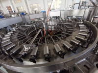 Ligne de production professionnelle de machines de remplissage d'eau numérique 2000 bph avec moteur de pompe pour bouteilles en plastique de boissons – Haute productivité
