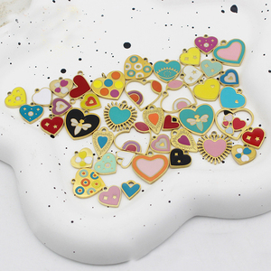 Ramo de Dijes de Esmalte con Forma de Corazón |   Colgante de Corazón de Acero Inoxidable Chapado en Oro PVD de 18K para la Fabricación de Joyas |   Impermeable e Hipoalergénico - Product Image 2