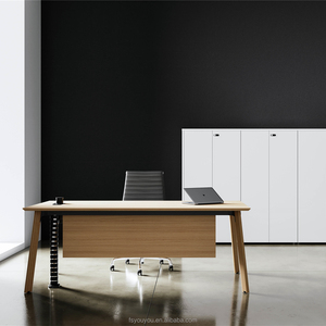 Bureau de direction en forme de L avec pieds en bois Table de bureau moderne MFC MDF pour patron PDG - Product Image 1