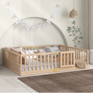 Letto a Terra Montessori Personalizzato in Legno Naturale per Bambini, Struttura con Ringhiere di Sicurezza e Porta - Product Image 1
