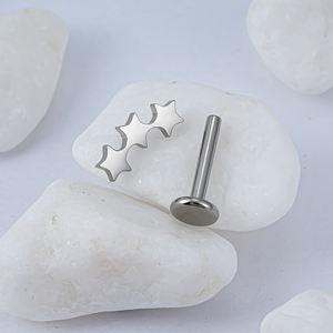 दाएं ग्रैंड एटम F136 टाइटेनियम 16g छोटे ट्रिपल स्टार हेलिक्स कार्टिलेज ट्रेमस ईयररिंग 3 स्टार क्लस्टर लिप स्टड फ्लैट भेदी गहने - Product Image 2