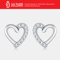 Boucles d'oreilles clous romantiques en moissanite cœur ouvert avec micro-pavé demi-bordure en argent S925 – Cadeau intemporel, bijoux étincelants