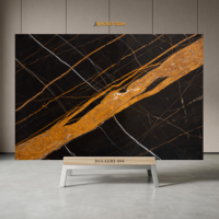 Dalle de marbre noir spectaculaire avec veines dorées audacieuses, finition polie, design moderne et luxueux pour espaces de restauration intérieurs et bureaux de direction