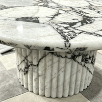 Table basse ronde en marbre Calacatta Viola avec base cylindrique cannelée pour salon de villa et projets d'aménagement intérieur résidentiel