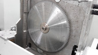 Machine de découpe CNC pour profilés aluminium, scie à onglets double tête pour extrusions de portes et fenêtres coulissantes