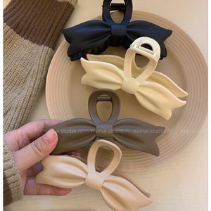 กิ๊บติดผมรูปปลาฉลามสีเบจครีมอ่อนโยนด้านหลังสไตล์ยุโรปและอเมริกัน - Product Image 1