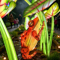 Festival d'éclairage nocturne extérieur du jardin botanique de Pâques avec des grenouilles géantes lumineuses en fer colorées