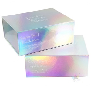 Boîte cadeau holographique magnétique irisée avec doublure en éponge, design unique, logo personnalisé, matériaux recyclés, laminage mat - Product Image 5