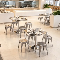 Meubles de cantine industrielle et commerciale modernes, table à manger en acier inoxydable, tabourets empilables en métal, personnel du restaurant, aire de restauration