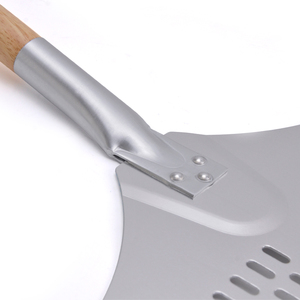 Productos al por mayor <span class=keywords><strong>Pala</strong></span> <span class=keywords><strong>de</strong></span> cocina para pizza Cáscara <span class=keywords><strong>de</strong></span> pizza perforada <span class=keywords><strong>de</strong></span> aluminio redonda con mango <span class=keywords><strong>de</strong></span> madera largo desmontable - Product Image 4