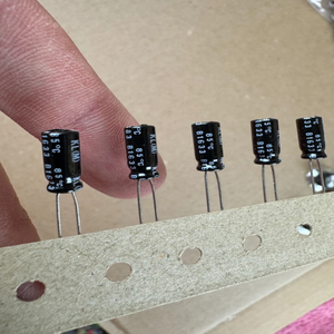 Nuovi Condensatori Radiali Nichicon KL 0.22 uf 50v Originali Pronti per la Spedizione, 10 Pezzi, 2016 0.22uf Bassa Perdita UKL .22 - Product Image 2