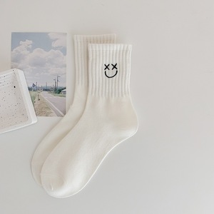 Calcetines personalizados <span class=keywords><strong>de</strong></span> media pantorrilla para mujer, estilo escolar, bonito bordado sonriente, compresión, logotipo transpirable en el cuerpo para <span class=keywords><strong>niñas</strong></span> - Product Image 6