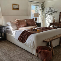Lit plateforme RH MODENA en chêne massif avec panneau en tissu, pied de lit, taille King/Queen, rembourrage personnalisable, lit traditionnel moelleux, blanc