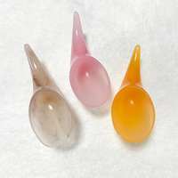Cuillère de massage Gua Sha en résine ambre en forme de corne de bœuf, outil de grattage des méridiens du dos, du cou et des jambes pour la thérapie spa, vente en gros personnalisée