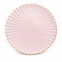Assiettes de présentation festonnées rose pâle et or de 13 pouces en gros, sous-assiettes en plastique PP de haute qualité pour la décoration de tables de mariage et de banquets